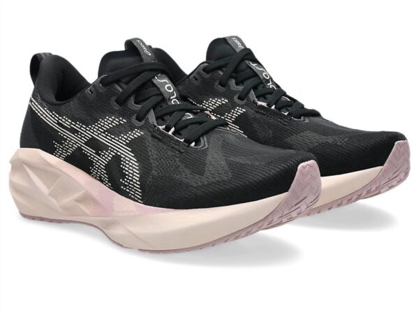 women's novablast 5 shoe in black/pearl pink